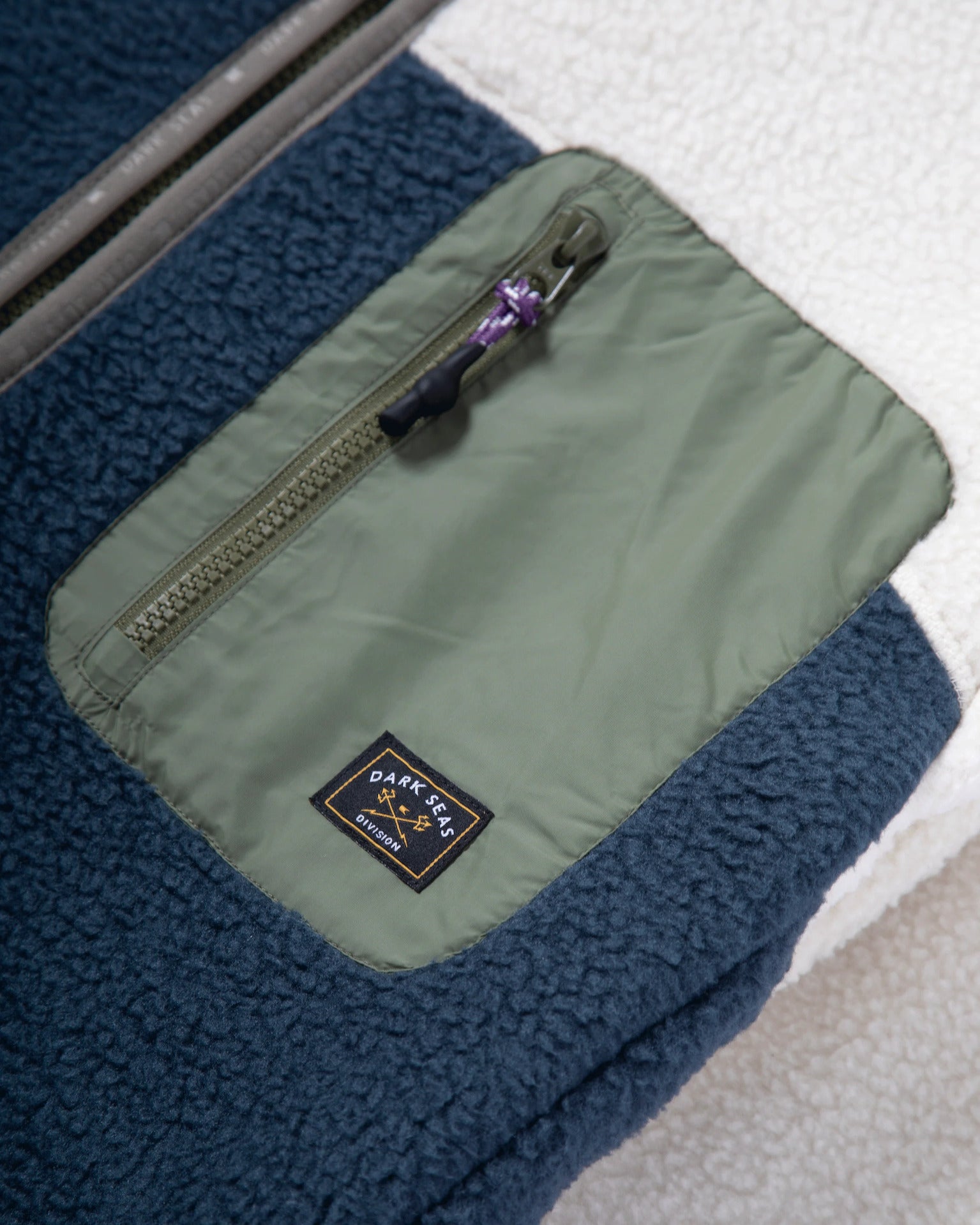 Aliso Sherpa white-navy Closeup1