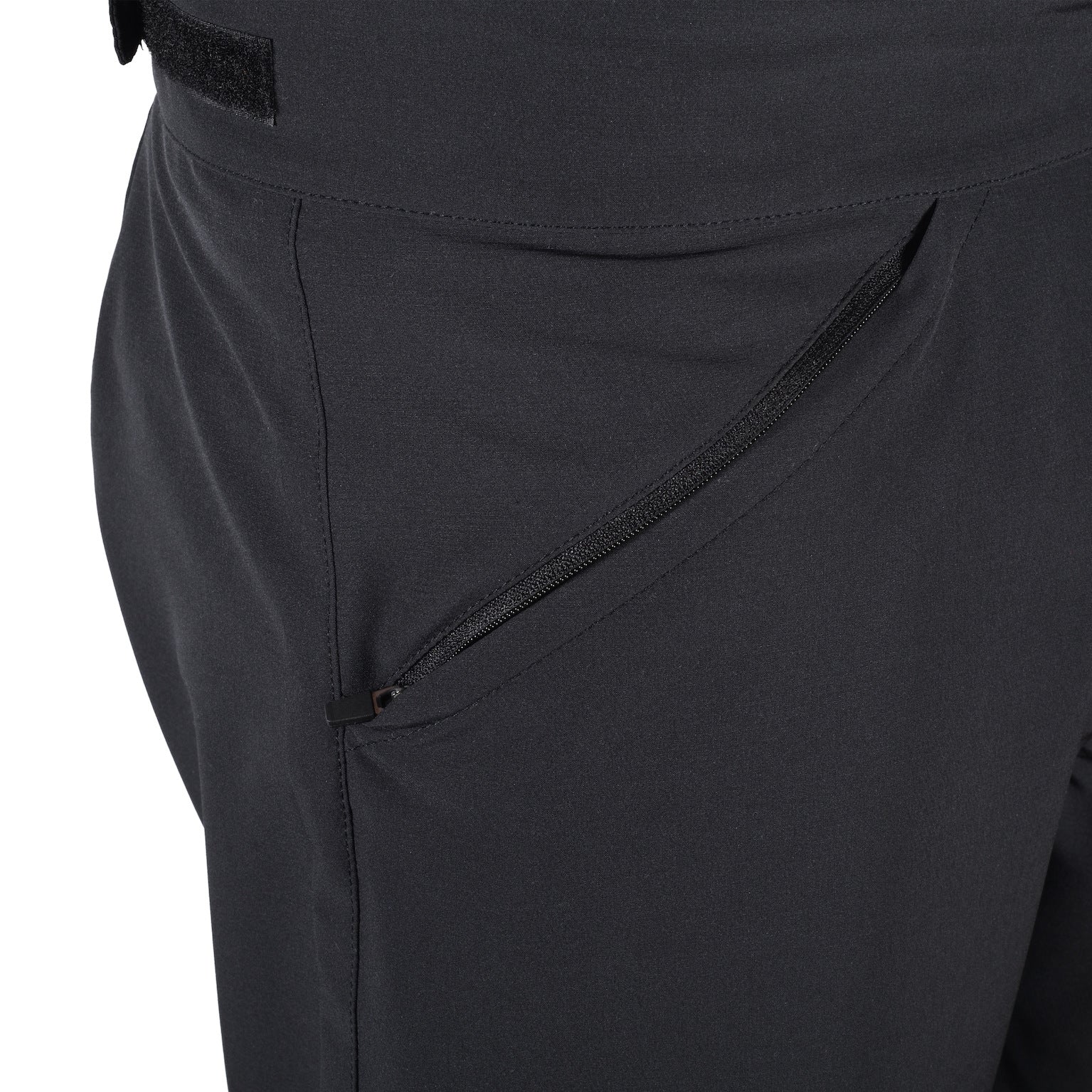 SP8 Shorts black-yellow Closeup2