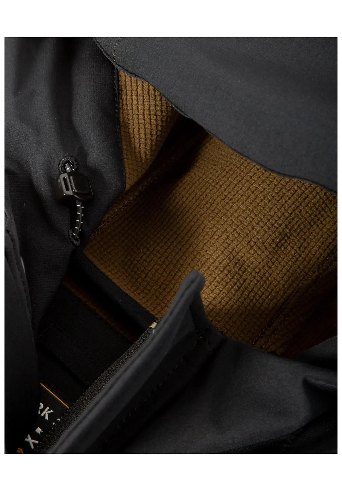 Daybreak Hooded black Closeup2