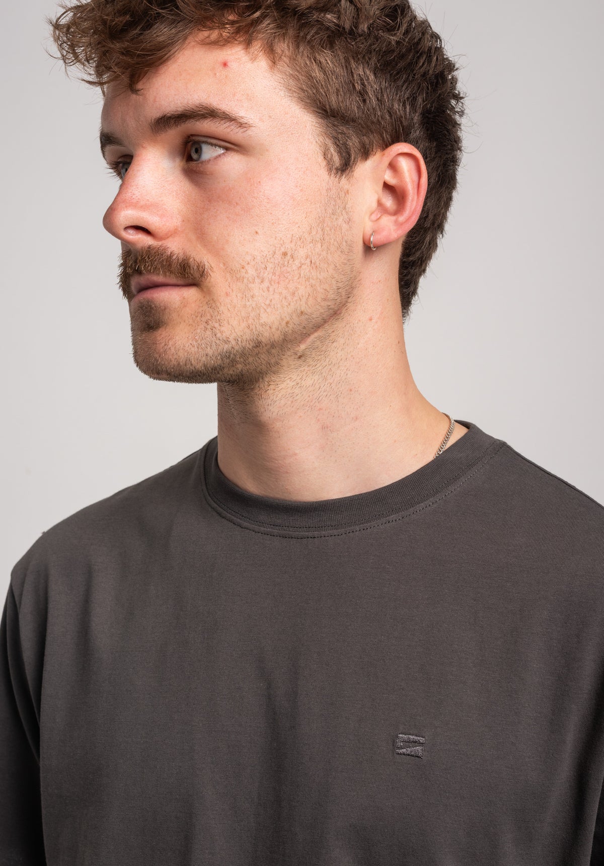 Easy Tee leadgrey Closeup1