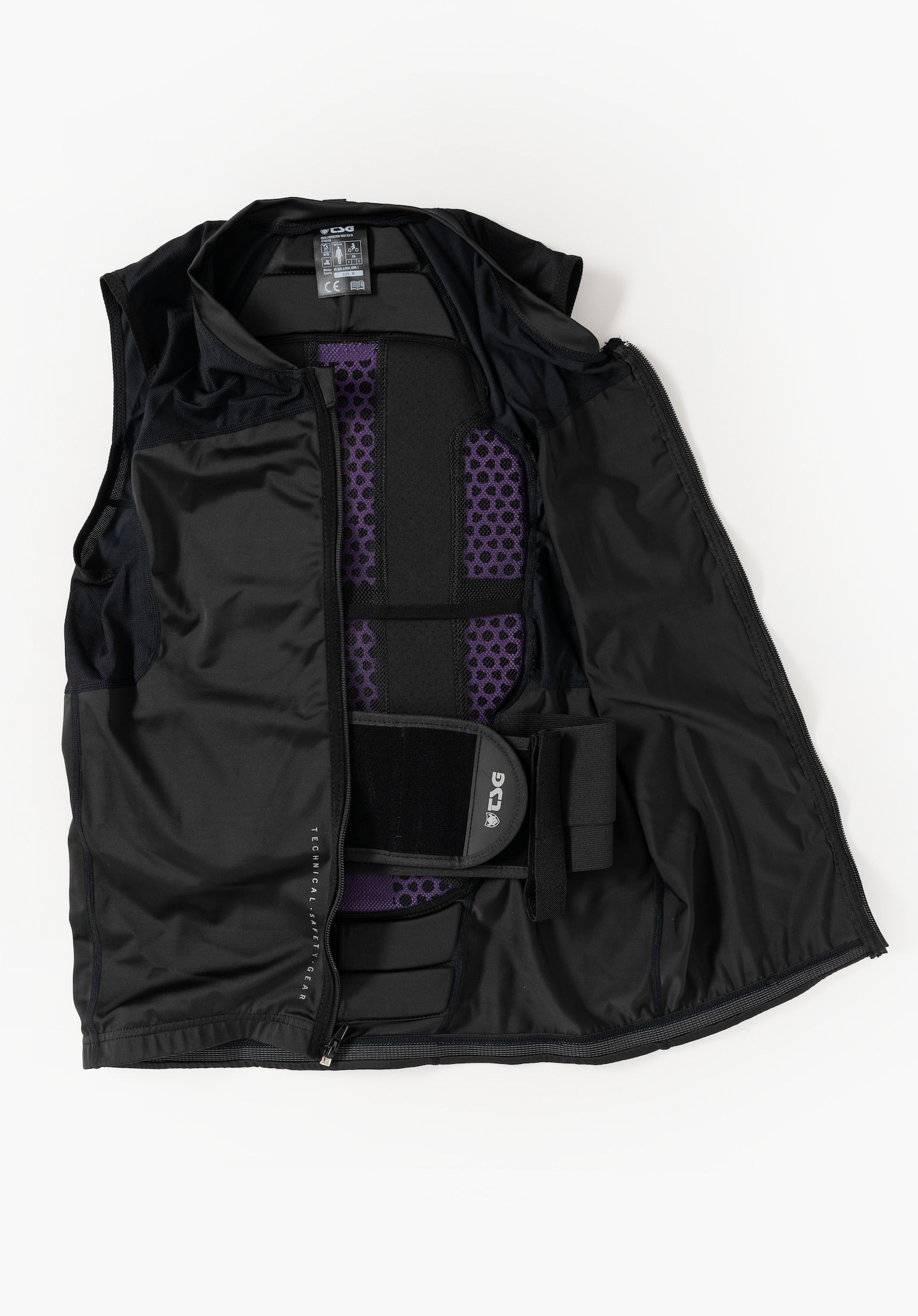 Back Protector Vest Fly R black Closeup1